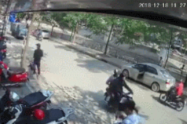 Mở cửa ô tô bất cẩn gây tai nạn nghiêm trọng, tài xế “âm thầm” lái xe bỏ đi