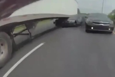 Xe sedan mất lái, tan nát sau khi lao vào gầm xe container