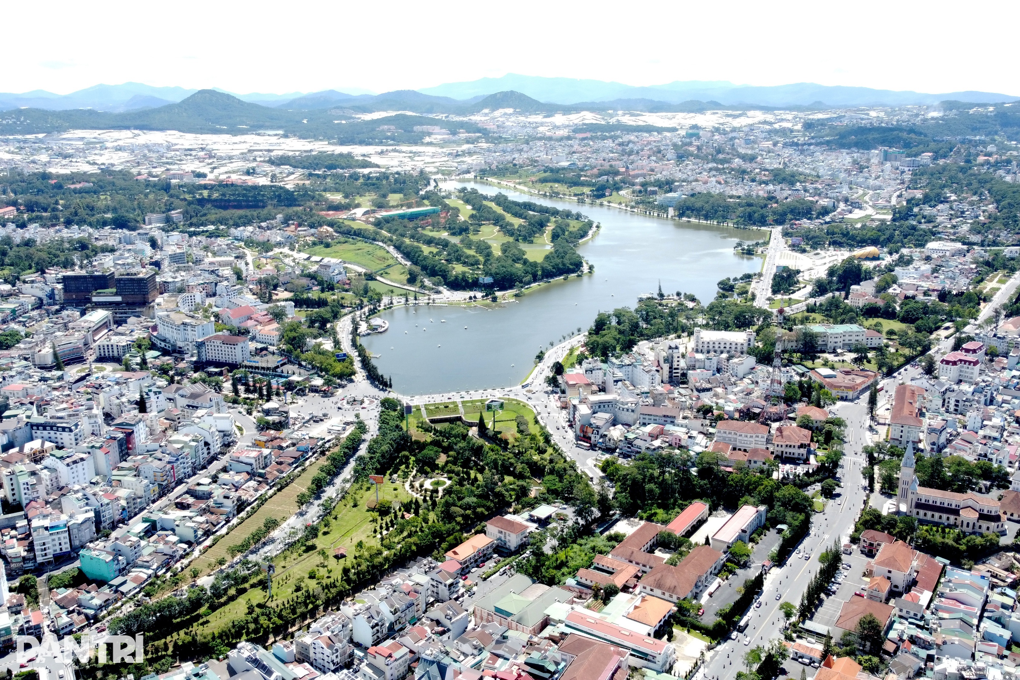 दा लाट - 3 में क्यू हिल गोल्फ क्लब भवन में लंबे समय से उल्लंघन Sai phạm kéo dài tại tòa nhà Câu lạc bộ golf Đồi Cù Đà Lạt - 3