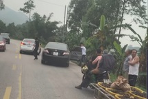 Tạm giữ  hình sự đối tượng đập phá, hành hung chủ xe vì xin vượt không được