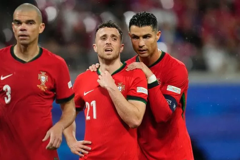 C.Ronaldo có hành động đặc biệt khi không dự đám tang Diogo Jota - 1 C.Ronaldo có hành động đặc biệt khi không dự đám tang Diogo Jota - 1