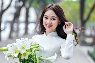 Nữ sinh 17 tuổi đẹp rạng ngời bên hoa loa kèn