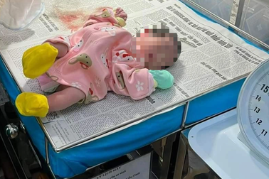 Bé gái sơ sinh còn nguyên dây rốn bị bỏ rơi trước nhà dân