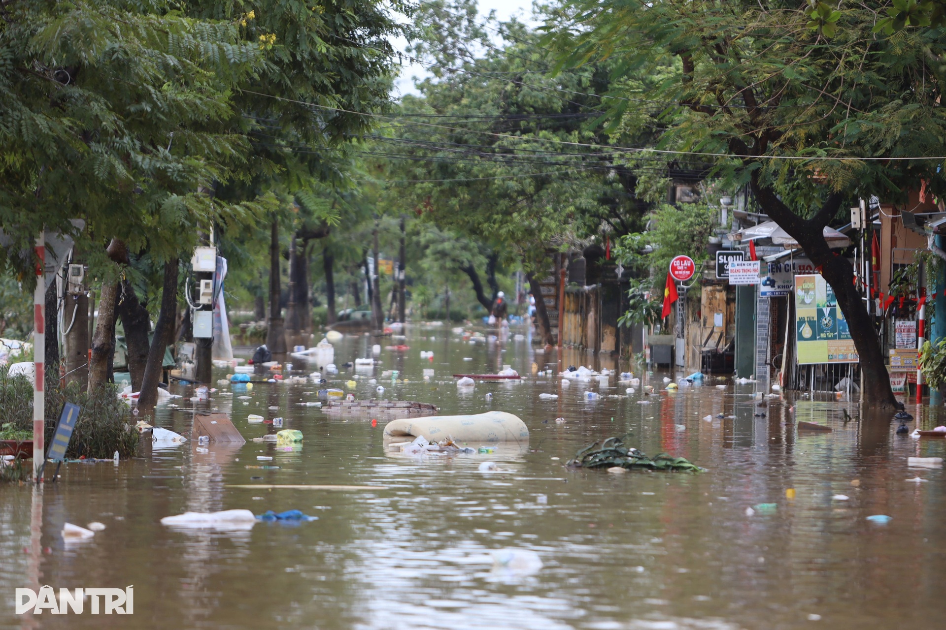 Người dân Huế oằn mình dọn bùn non, rác thải và sửa xe sau lũ - 7 Người dân Huế oằn mình dọn bùn non, rác thải và sửa xe sau lũ - 7