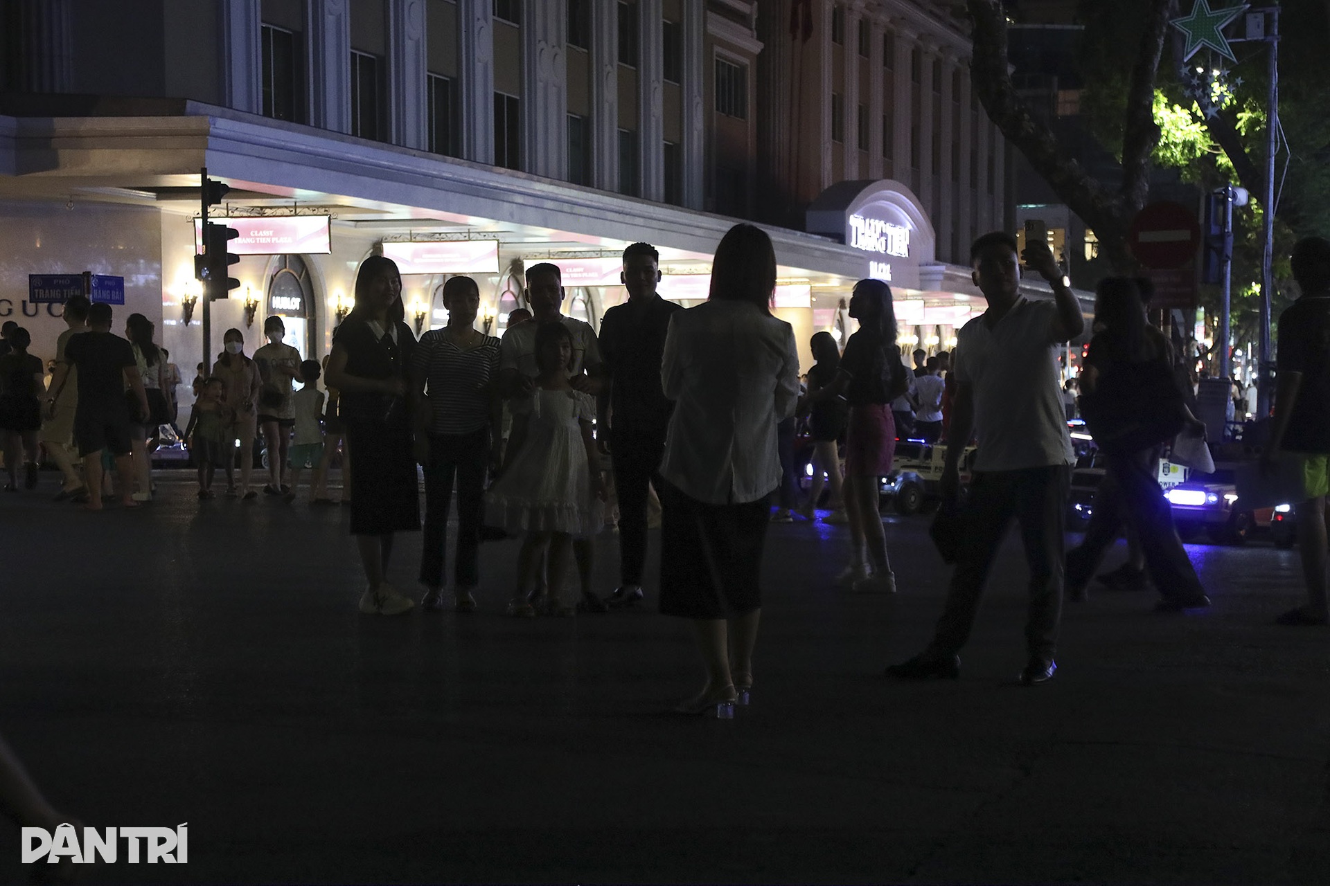 Hà Nội tắt đèn tiết kiệm điện, phố đi bộ hồ Gươm hoạt động trong bóng tối - 7