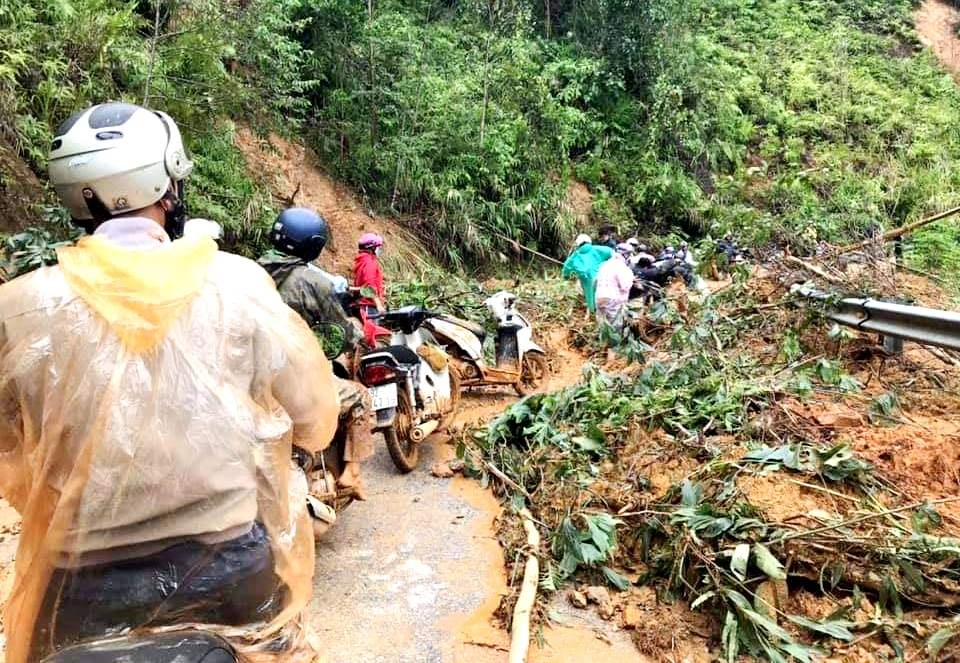 Huyện miền núi Quảng Nam ngổn ngang sau bão số 5 - 11