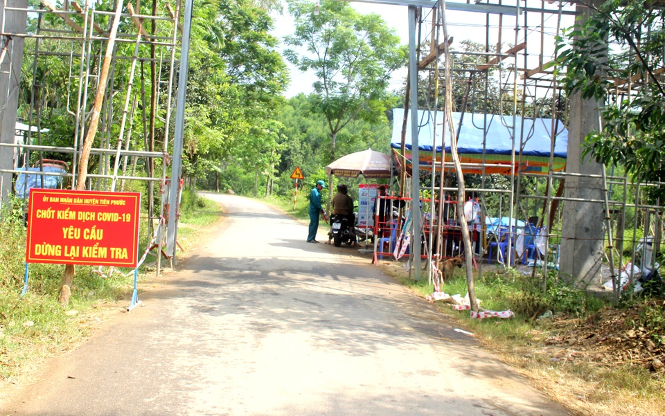 Điều tra đối tượng dùng mũ bảo hiểm tấn công cán bộ chốt kiểm dịch - 1 Điều tra đối tượng dùng mũ bảo hiểm tấn công cán bộ chốt kiểm dịch - 1