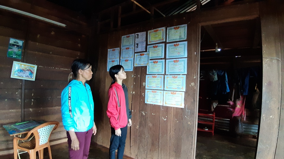 Xót xa hoàn cảnh cô học trò hiếu học chỉ dám đứng từ xa nhìn mẹ rồi khóc - 4 Xót xa hoàn cảnh cô học trò hiếu học chỉ dám đứng từ xa nhìn mẹ rồi khóc - 4