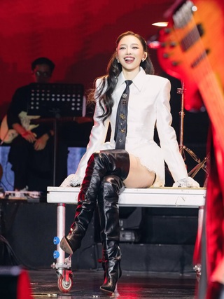 Tóc Tiên sau ly hôn: Diện bikini gây sốt, khẳng định "luôn muốn được yêu" - 12