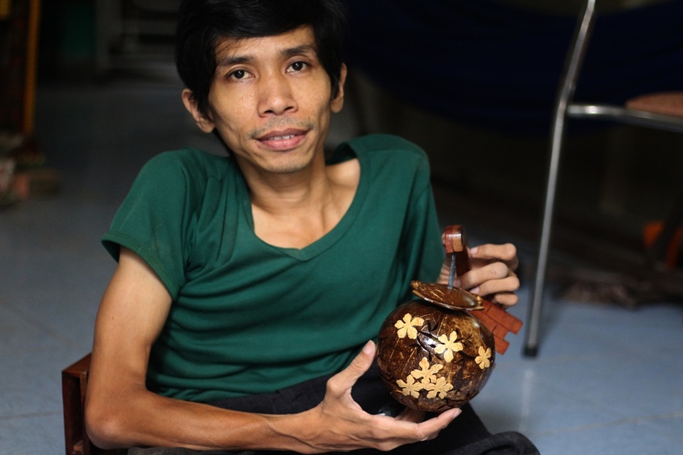 Người đàn ông khuyết tật và những sản phẩm độc đáo từ gáo dừa - 5 Người đàn ông khuyết tật và những sản phẩm độc đáo từ gáo dừa - 5
