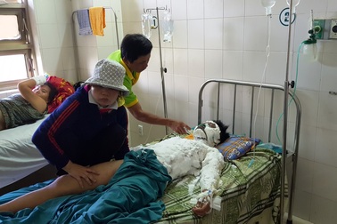 Học sinh bị phóng điện: Do leo cột điện để chứng minh tình yêu