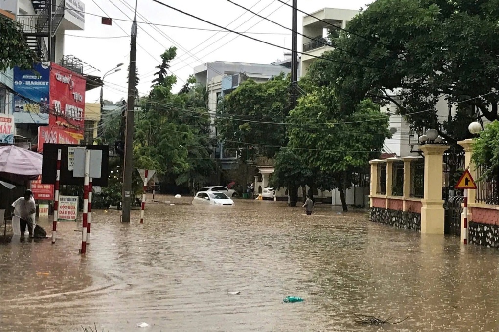Nhiều tỉnh phía Bắc mưa lớn, sạt lở, có nơi ngập ngang thân ô tô - 1 Nhiều tỉnh phía Bắc mưa lớn, sạt lở, có nơi ngập ngang thân ô tô - 1