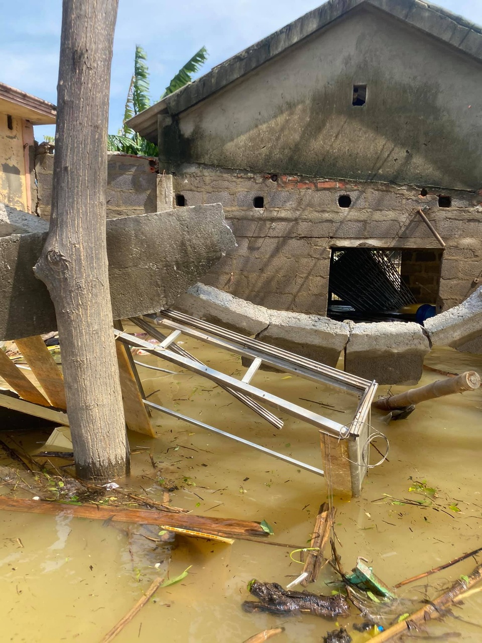 Kỳ Duyên an toàn sau sự cố lật thuyền cứu trợ, cảnh báo cách giữ tính mạng - 4 Kỳ Duyên an toàn sau sự cố lật thuyền cứu trợ, cảnh báo cách giữ tính mạng - 4