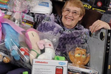 Người phụ nữ "siêu may mắn": Trúng 100 giải thưởng 1 năm