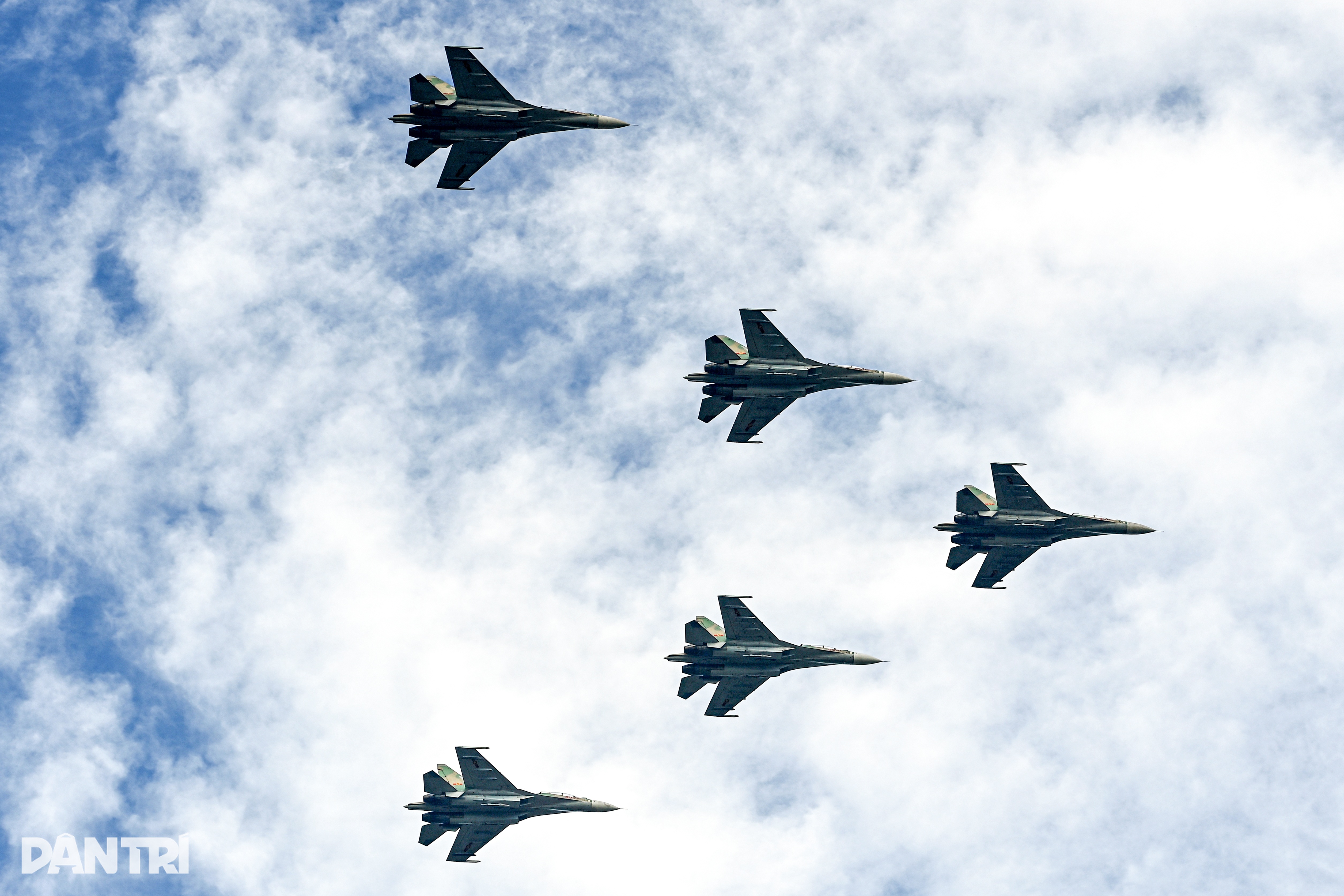 Khoảnh khắc SU-30MK2 xé gió, khí tụ kín lưng cánh như khoác mây trắng - 7