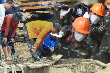 Vụ bé trai 10 tuổi lọt xuống trụ bê tông diễn ra thế nào trong 21 ngày?