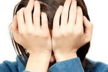 "Chê" thiên hạ chen chúc chơi lễ, nữ nhân viên òa khóc nức nở ở phòng trọ