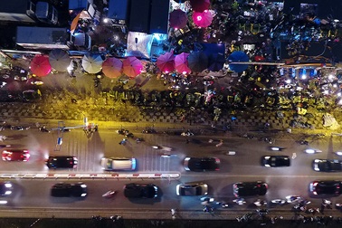 Chợ hoa Quảng An đông nghẹt người mua sắm đêm 29 Tết