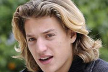 Con trai Sarkozy đính hôn với nữ thừa kế giàu có