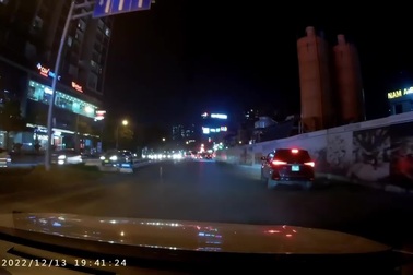 Vượt ẩu gây va chạm, xe sang nhanh chóng bỏ chạy khỏi hiện trường