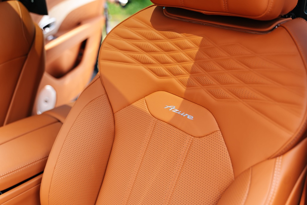 Bentley Bentayga EWB Azure giá 21 tỷ đồng, SUV siêu sang cho đại gia Việt - 7 Bentley Bentayga EWB Azure giá 21 tỷ đồng, SUV siêu sang cho đại gia Việt - 7