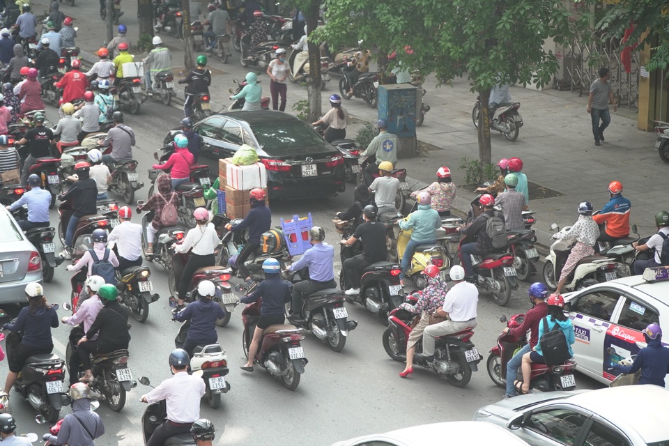Học sinh được đến trường, “đặc sản” tắc đường trở lại Hà Nội - 3 Học sinh được đến trường, “đặc sản” tắc đường trở lại Hà Nội - 3
