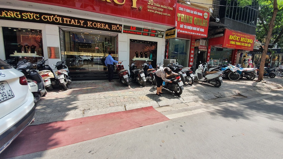 Xách bao tiền đi mua vàng, cửa hàng xin nợ vàng vì bị khách “vét” sạch - 3 Xách bao tiền đi mua vàng, cửa hàng xin nợ vàng vì bị khách “vét” sạch - 3