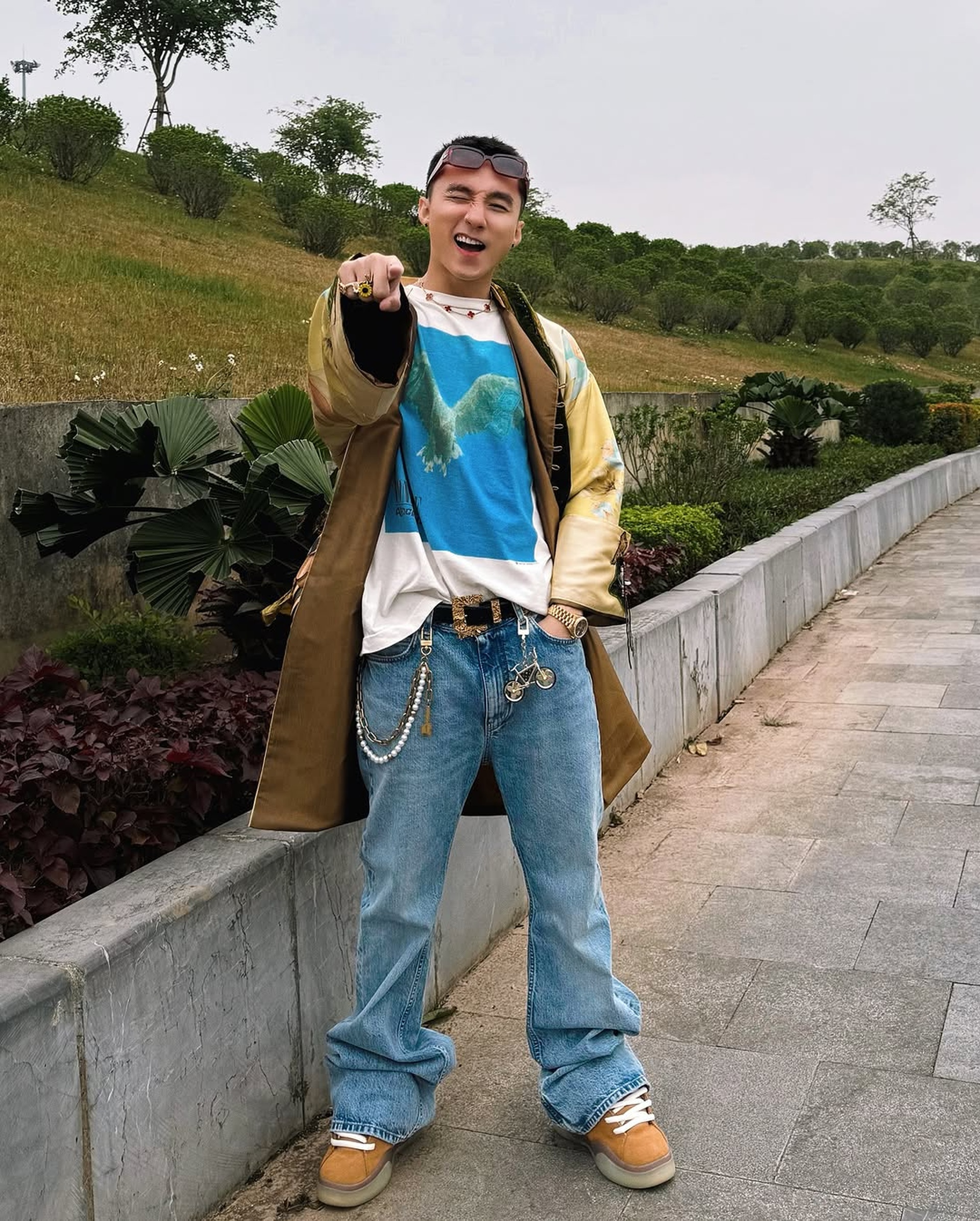 Sơn Tùng M-TP phối đồ cực chất với kiểu quần jeans kén người mặc - 1 Sơn Tùng M-TP phối đồ cực chất với kiểu quần jeans kén người mặc - 1