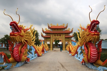 Đền thờ Tổ của danh hài Hoài Linh tấp nập ngày mở cửa