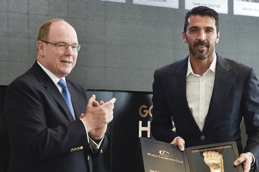 Vượt Messi và C.Ronaldo, Buffon nhận giải “Bàn chân vàng”