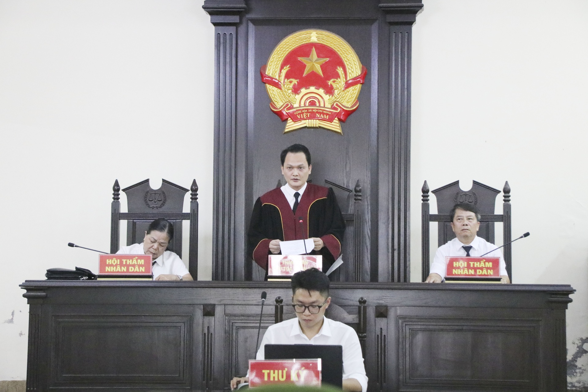Hình ảnh Cô đồng bổ cau Trương Thị Hương tại tòa - 7 Hình ảnh Cô đồng bổ cau Trương Thị Hương tại tòa - 7