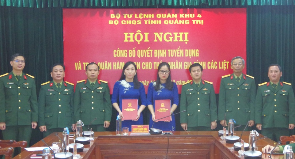 Tuyển dụng và trao quân hàm quân nhân chuyên nghiệp tới vợ 2 liệt sĩ - 1 Tuyển dụng và trao quân hàm quân nhân chuyên nghiệp tới vợ 2 liệt sĩ - 1