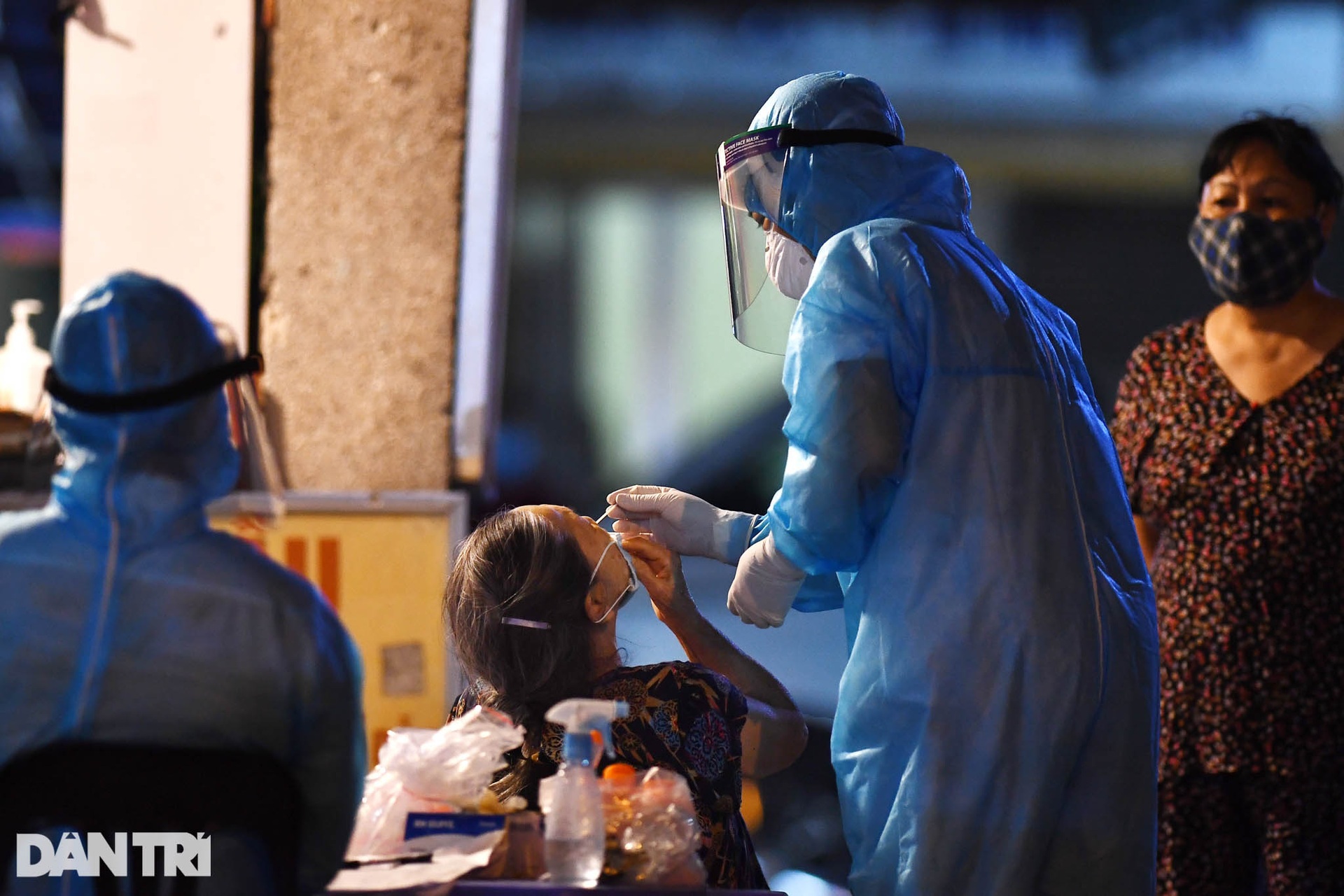 Nhà thuốc 95 Láng Hạ có F0, nhiều người liên quan phải xét nghiệm trong đêm - 11 Nhà thuốc 95 Láng Hạ có F0, nhiều người liên quan phải xét nghiệm trong đêm - 11