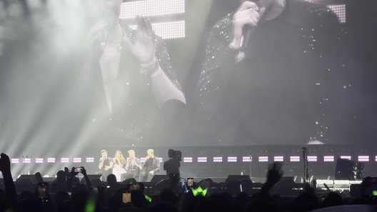 Westlife hát cùng fan nữ