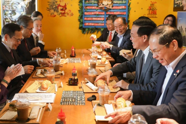 Chủ tịch nước Võ Văn Thưởng thưởng thức bánh mì "Xin chào" trên đất Nhật