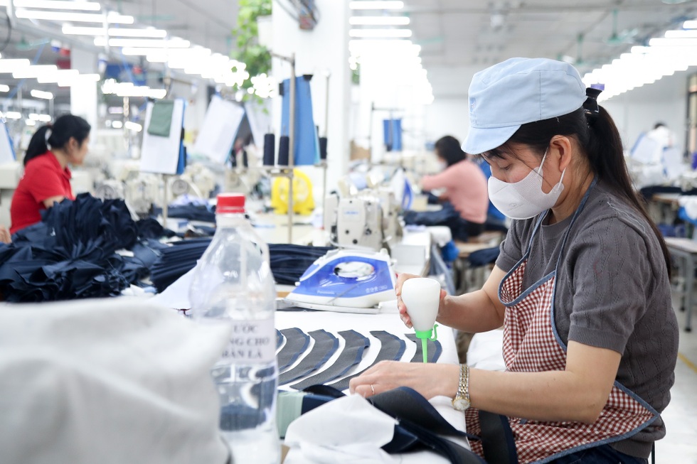 Lương tối thiểu 5 triệu đồng, để đủ sống cần gấp đôi, công nhân sợ... ở phố