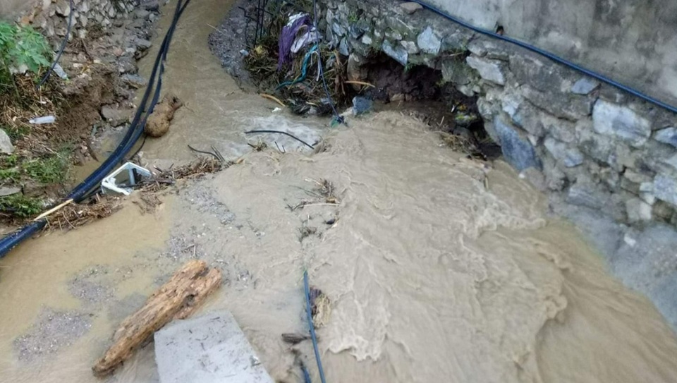 Mưa lũ gây sạt lở cầu đường, ngập nhà dân - 1 Mưa lũ gây sạt lở cầu đường, ngập nhà dân - 1