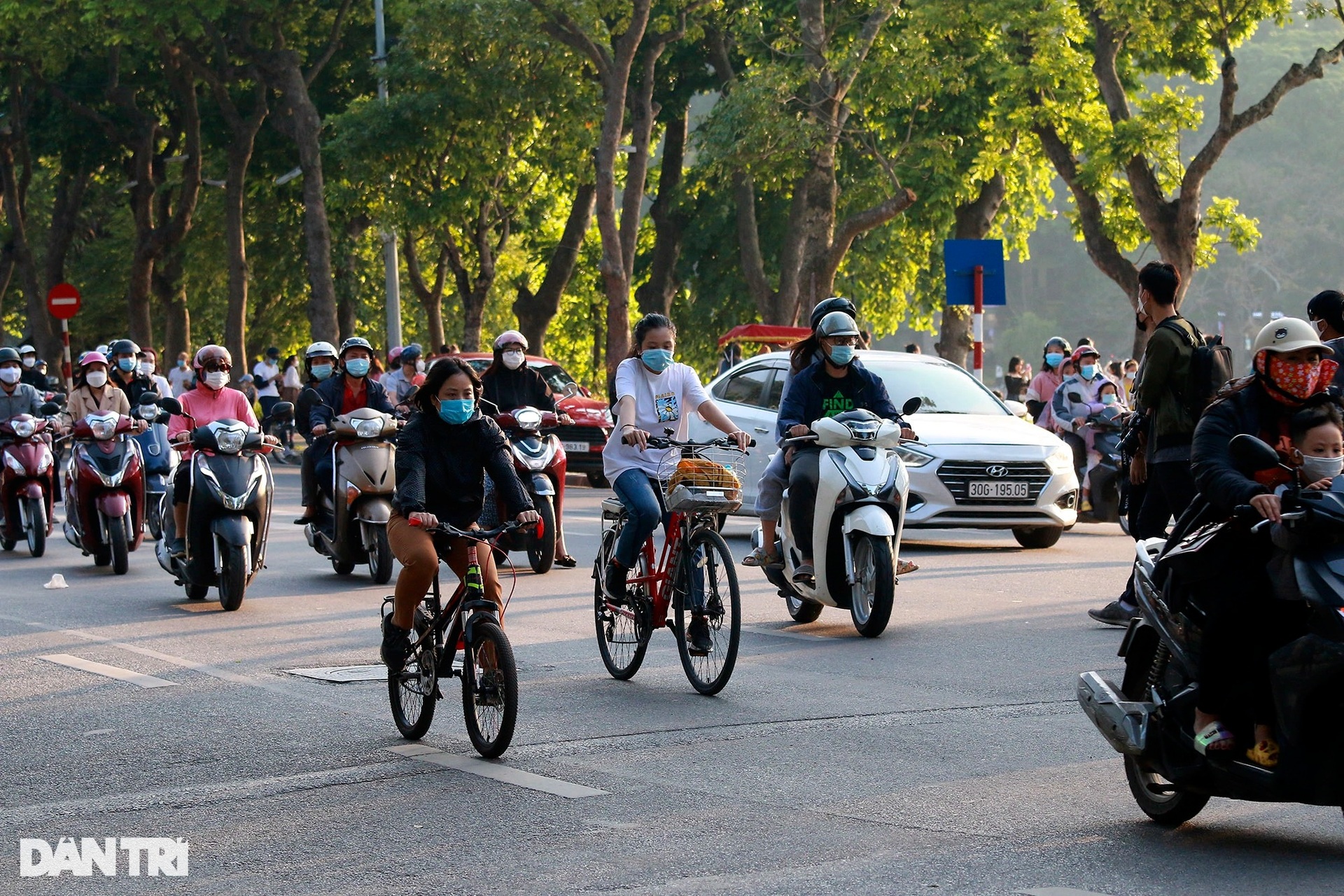 Hồ Gươm đông nghịt người vui chơi, tản bộ trong chiều thu nắng đẹp - 1 Hồ Gươm đông nghịt người vui chơi, tản bộ trong chiều thu nắng đẹp - 1