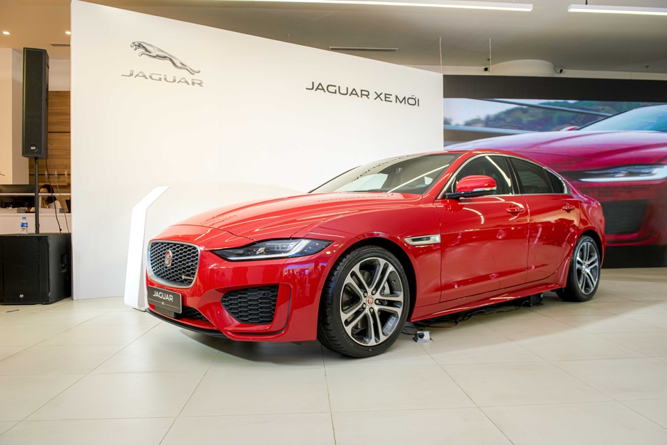Jaguar XE 2020 và Land Rover Discovery Sport 2020 chốt giá từ 2,61 tỷ đồng - 1 Jaguar XE 2020 và Land Rover Discovery Sport 2020 chốt giá từ 2,61 tỷ đồng - 1