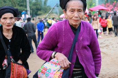 Người Mông, Khơ Mú xuống phiên chợ Xuân