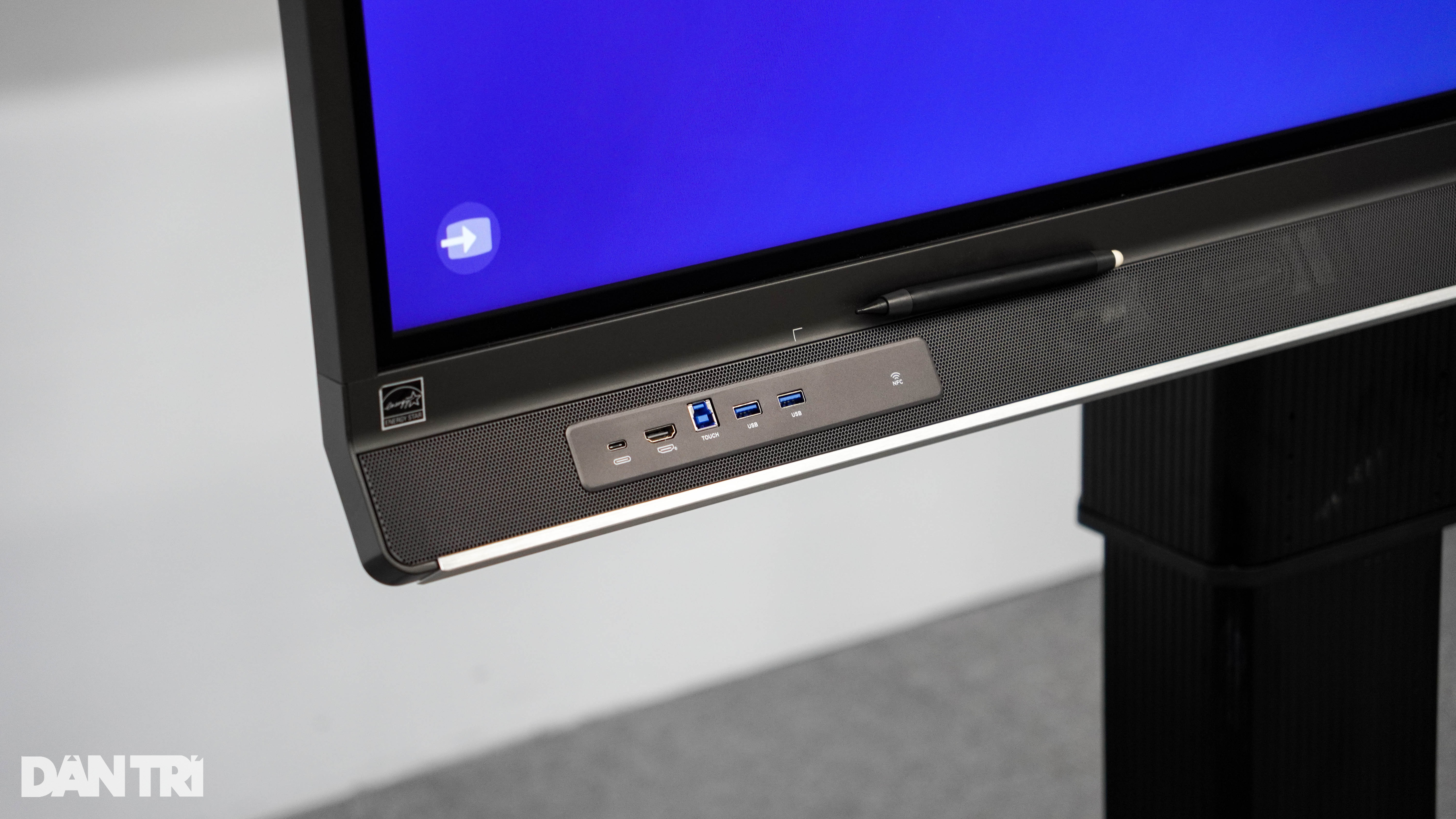 Cạnh dưới được tích hợp sẵn loa ngoài cũng như các cổng kết nối thiết bị ngoại vi bao gồm cổng USB-C, cổng HDMI, cổng USB-A và hỗ trợ nhận diện thẻ NFC.