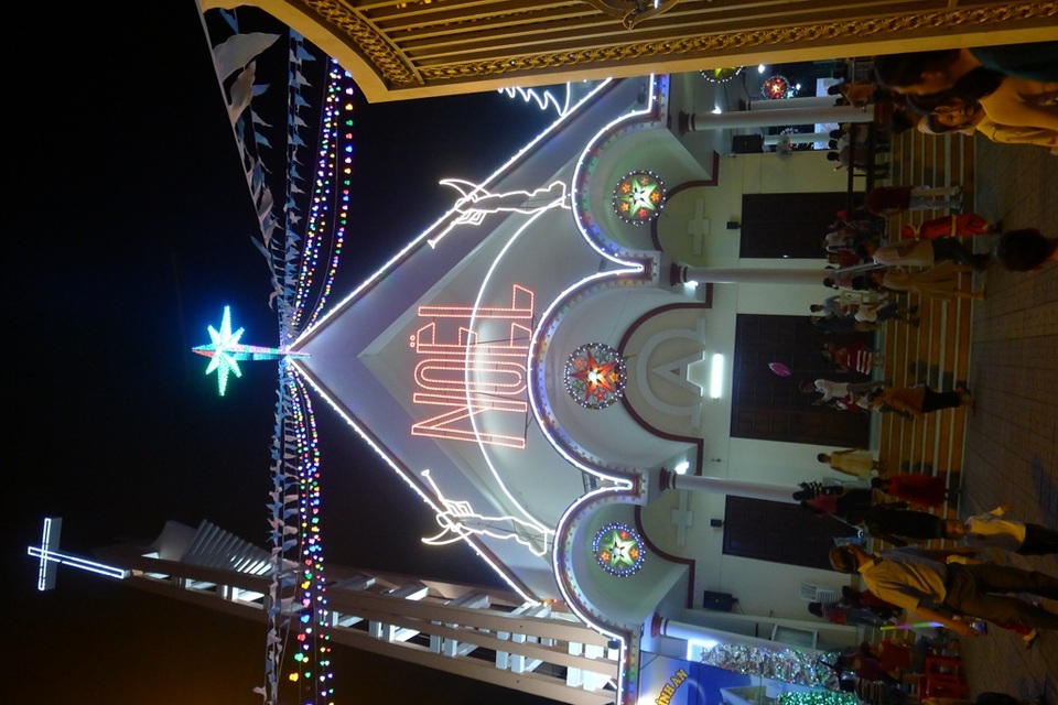 Các nhà thờ trang trí bắt mắt, đường phố đông nghịt người vui chơi đêm Noel - 8 Các nhà thờ trang trí bắt mắt, đường phố đông nghịt người vui chơi đêm Noel - 8