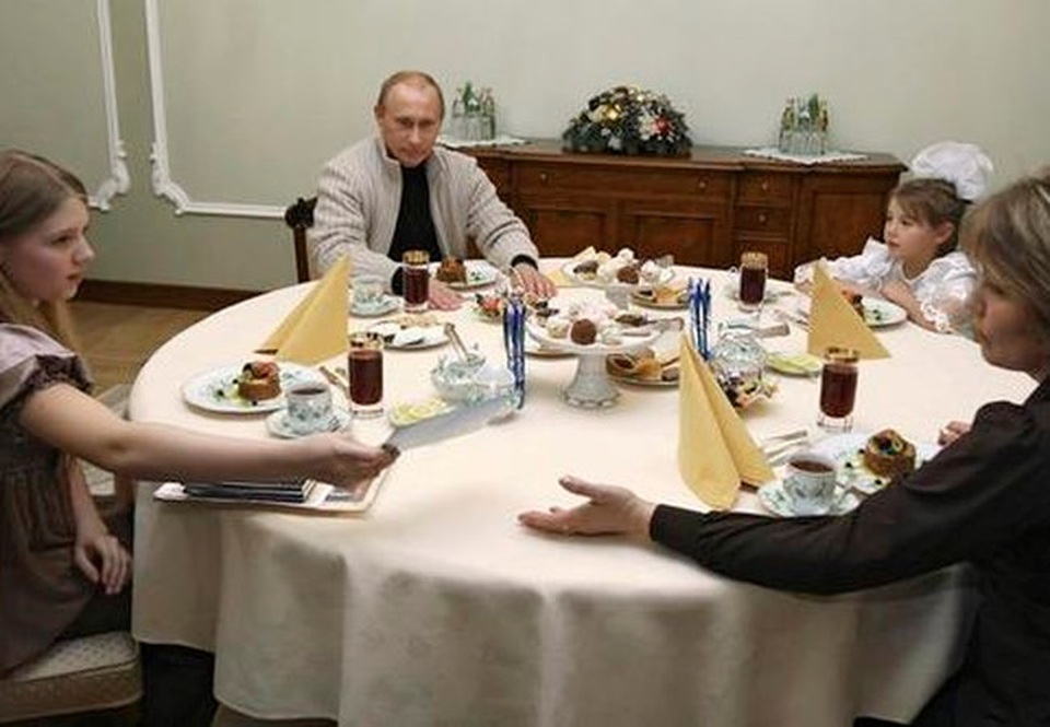 Vợ chồng Tổng thống Nga Putin nuôi dạy hai con gái thế nào? - 7 Vợ chồng Tổng thống Nga Putin nuôi dạy hai con gái thế nào? - 7
