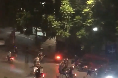 Hà Nội: Hàng chục thanh niên cầm hung khí truy sát trên đường Trần Khát Chân
