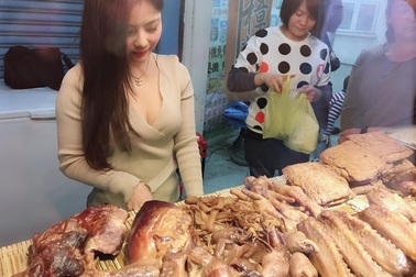 Người mẫu vô danh bỗng dưng gây sốt vì ra chợ… bán thịt