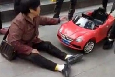 Người phụ nữ đòi gọi cứu thương vì... bị xe đồ chơi tông