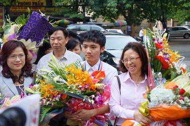 Nồng ấm đón chào chàng trai mang về HCV Olympic Vật lý Châu Á