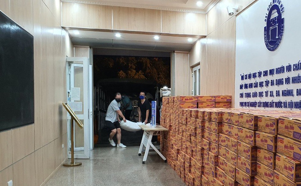 Tặng nhu yếu phẩm cứu trợ gần 1000 sinh viên mắc kẹt tại Hà Nội - 2 Tặng nhu yếu phẩm cứu trợ gần 1000 sinh viên mắc kẹt tại Hà Nội - 2