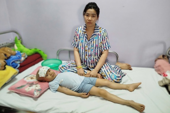 Bé trai vừa đi học đã phát hiện u não, mẹ đơn thân cầu cứu giúp đỡ