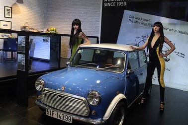 MINI mượn xe cổ làm triển lãm
